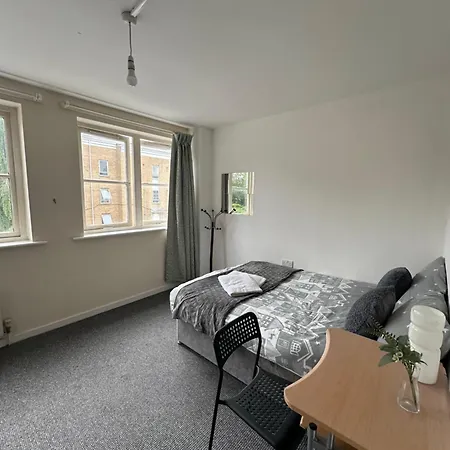 Luxury In Central London!6 Bedroom With 2 Bath & Separate Wc!