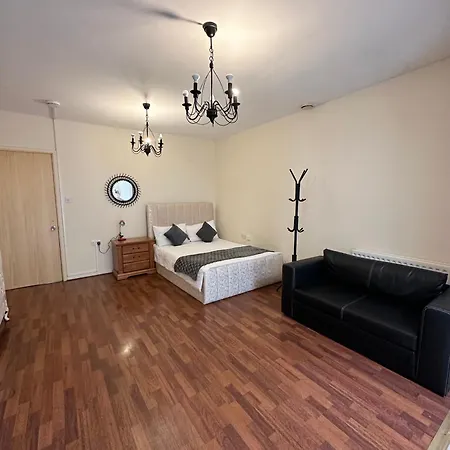 Luxury In Central London!6 Bedroom With 2 Bath & Separate Wc! *