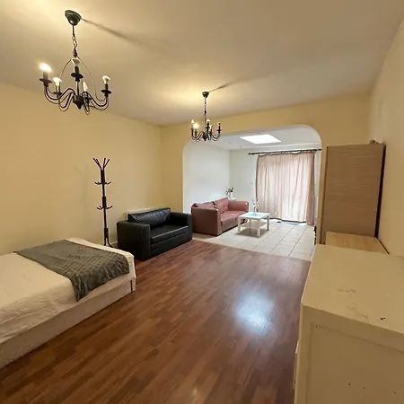 Luxury In Central London!6 Bedroom With 2 Bath & Separate Wc!