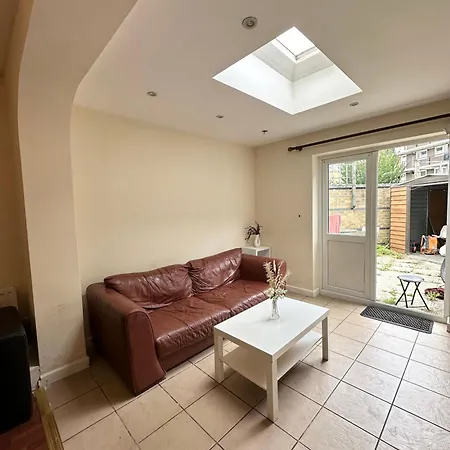 Luxury In Central London!6 Bedroom With 2 Bath & Separate Wc! Homestay