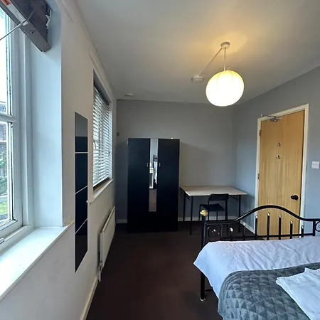 Luxury In Central London!6 Bedroom With 2 Bath & Separate Wc! Homestay London