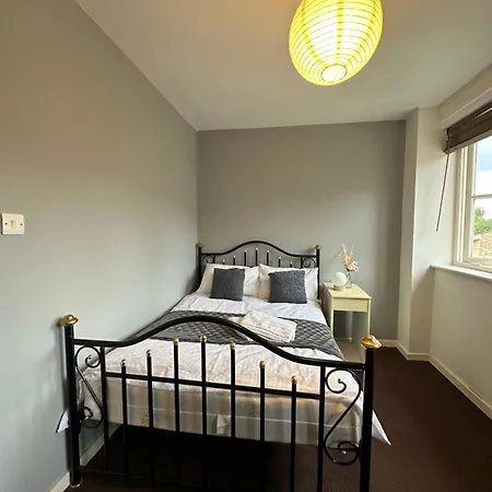 Luxury In Central London!6 Bedroom With 2 Bath & Separate Wc! *