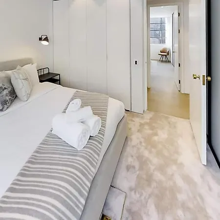 Apartment Lovely 4 Bdr Free Parking *