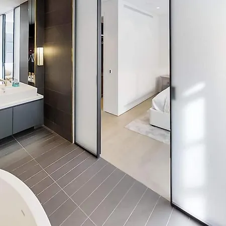 Apartment Lovely 4 Bdr Free Parking *