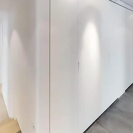 Lovely 4 Bdr Free Parking Apartment *