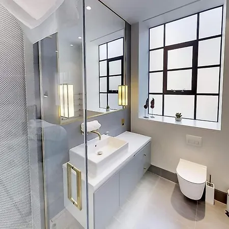 Apartment Lovely 4 Bdr Free Parking *