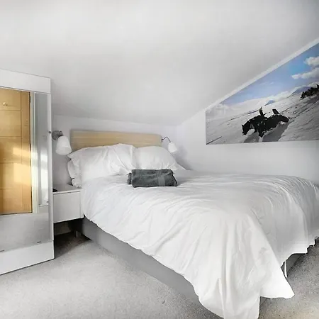 3 Bed House In Richmond With Driveway Parking Holiday home *