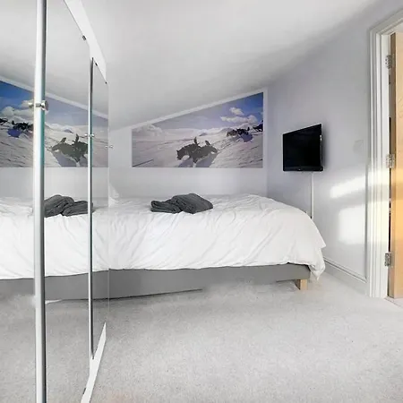3 Bed House In Richmond With Driveway Parking *