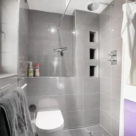 3 Bed House In Richmond With Driveway Parking Holiday home