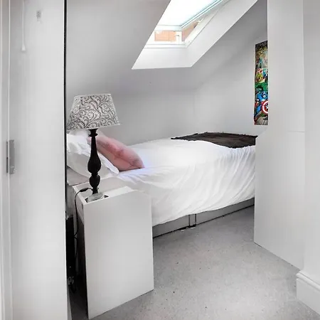 3 Bed House In Richmond With Driveway Parking Richmond (Greater London)