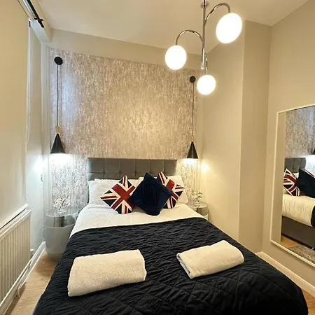 One Bedroom Near Kennington Park Apartment London