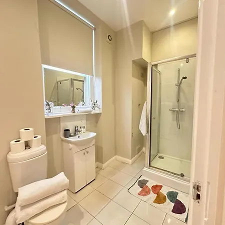 One Bedroom Near Kennington Park Apartment *