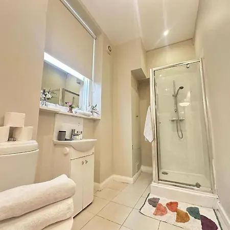One Bedroom Near Kennington Park Apartment *