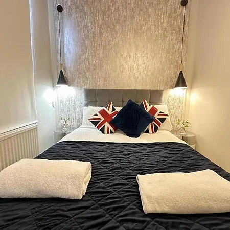 One Bedroom Near Kennington Park Apartment London