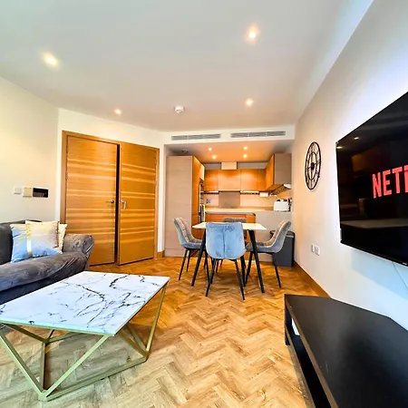 Chelsea Bridge 2bed 2bath Balcony Fast Wifi - Luxurylondonstays