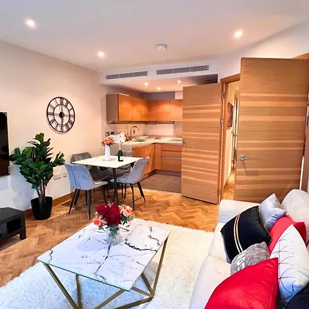 Chelsea Bridge 2bed 2bath Balcony Fast Wifi - Luxurylondonstays * Лондон
