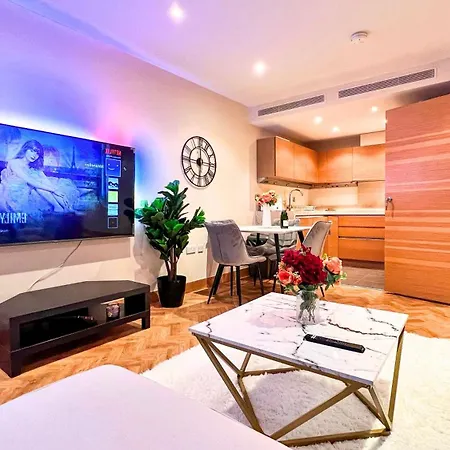 Chelsea Bridge 2bed 2bath Balcony Fast Wifi - Luxurylondonstays