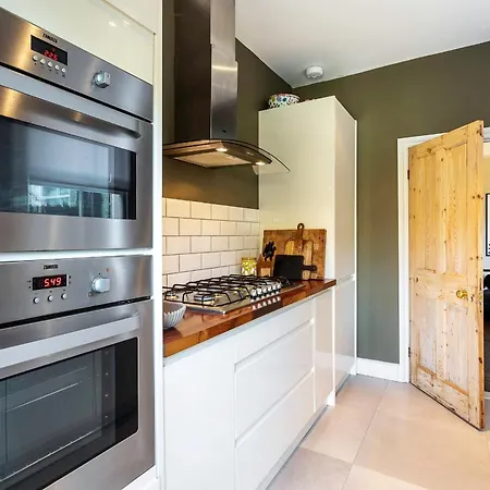 Tooting's Charming Victorian Garden Hideaway *