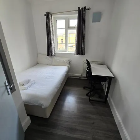 Limehouse Townhomes A 4-bedroom 3-bathroom Townhome With A Private Garden London