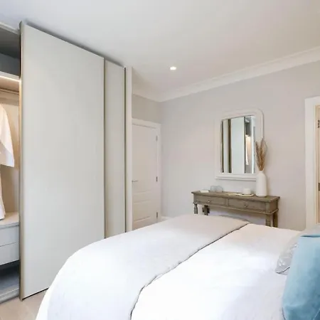 Holiday home 3 Bed Corner House Portobello Rd *