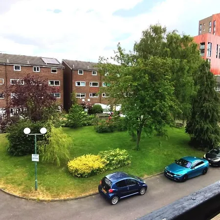 Guest house Spacious Double Bedroom With Private Bathroom Ensuite In Canary Wharf E14, Only 1 Stop To Excel And O2 For Short Or Long Let In Canary Wharf, Less Than An Hour From Heathrow, Stansted And Gatwick Airport London