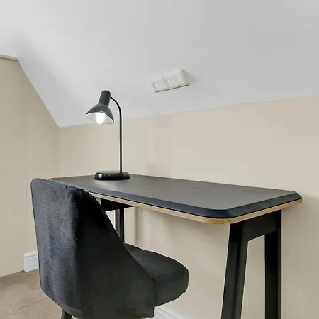 Modern 2br Near Hyde Park Apartment
