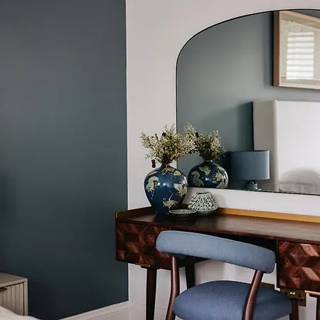 Luxury Fulham Townhouse With A Bar & Games London