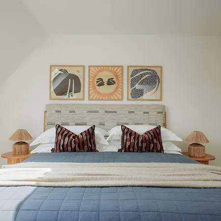 Luxury Fulham Townhouse With A Bar & Games Apartment London