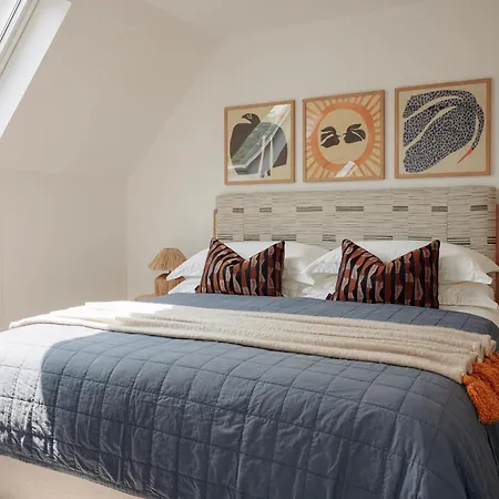Luxury Fulham Townhouse With A Bar & Games London
