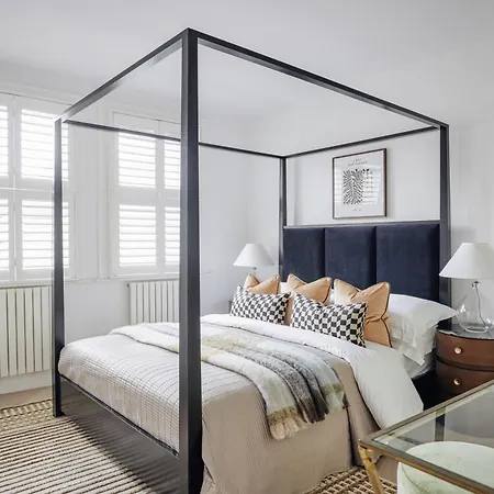 Luxury Fulham Townhouse With A Bar & Games Apartment London