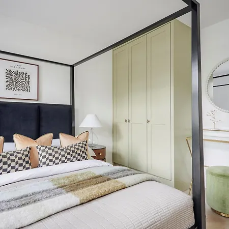 Luxury Fulham Townhouse With A Bar & Games Apartment