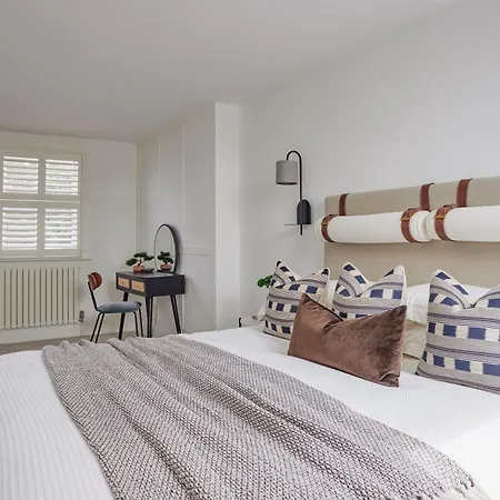 Luxury Fulham Townhouse With A Bar & Games London
