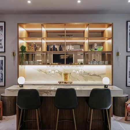 Luxury Fulham Townhouse With A Bar & Games Apartment London