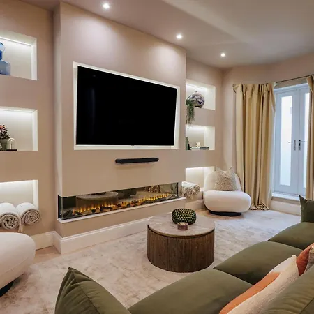 Luxury Fulham Townhouse With A Bar & Games Apartment *