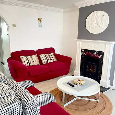 Shepherds House - Spacious 4 Bedroom Goodmayes