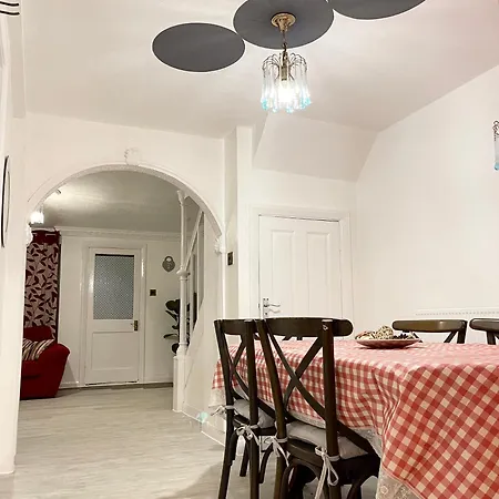 Shepherds House - Spacious 4 Bedroom Apartment