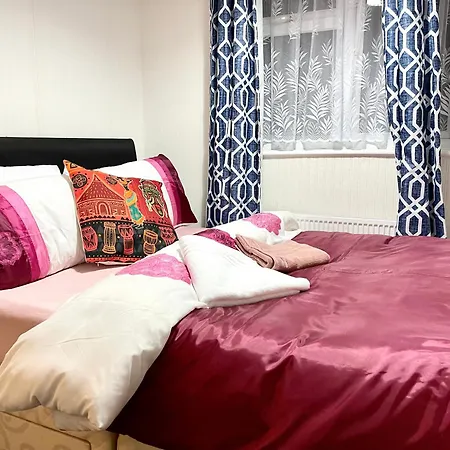 Apartment Shepherds House - Spacious 4 Bedroom *