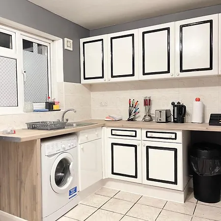 Shepherds House - Spacious 4 Bedroom Apartment Goodmayes