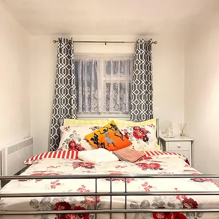 Shepherds House - Spacious 4 Bedroom Apartment