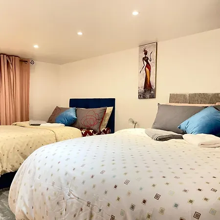 Apartment Shepherds House - Spacious 4 Bedroom Goodmayes