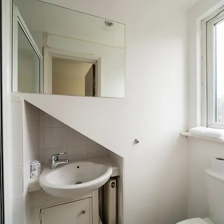 Charming 2br House On Avenue Road Holiday home *