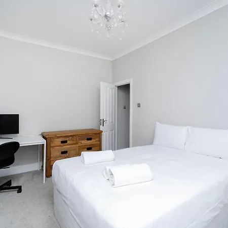 Charming 2br House On Avenue Road