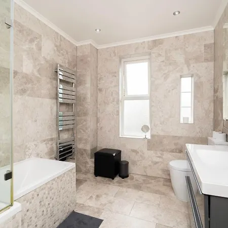 Charming 2br House On Avenue Road Holiday home *