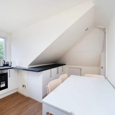 Charming 2br House On Avenue Road *