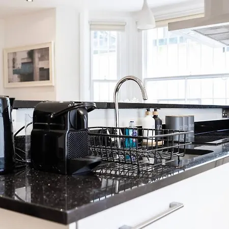 Smart Kensington Retreat 2br