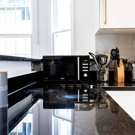 Smart Kensington Retreat 2br London