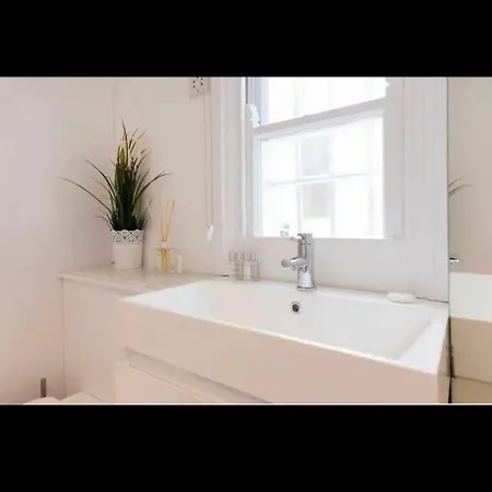Gorgeous Flat Prime Location London