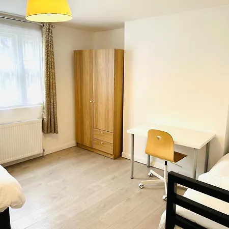 Guest house Westferry London