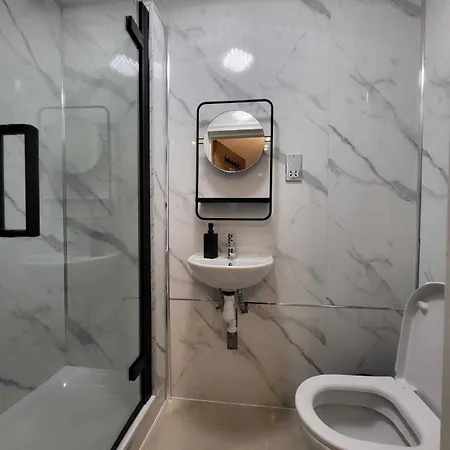 Fb3- Basement Fits 2 Near Hyde Park London