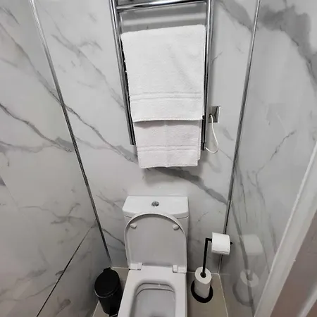 Fb3- Basement Fits 2 Near Hyde Park *